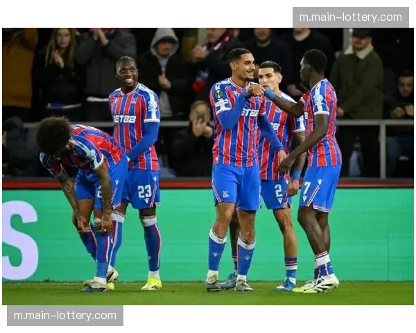 拉克鲁瓦开场闪击后染红离场 水晶宫后卫攻防表现两极